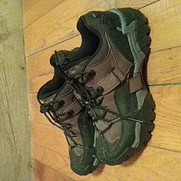 Durable Black and Brown Hiking Shoes - Picture 2 of 6